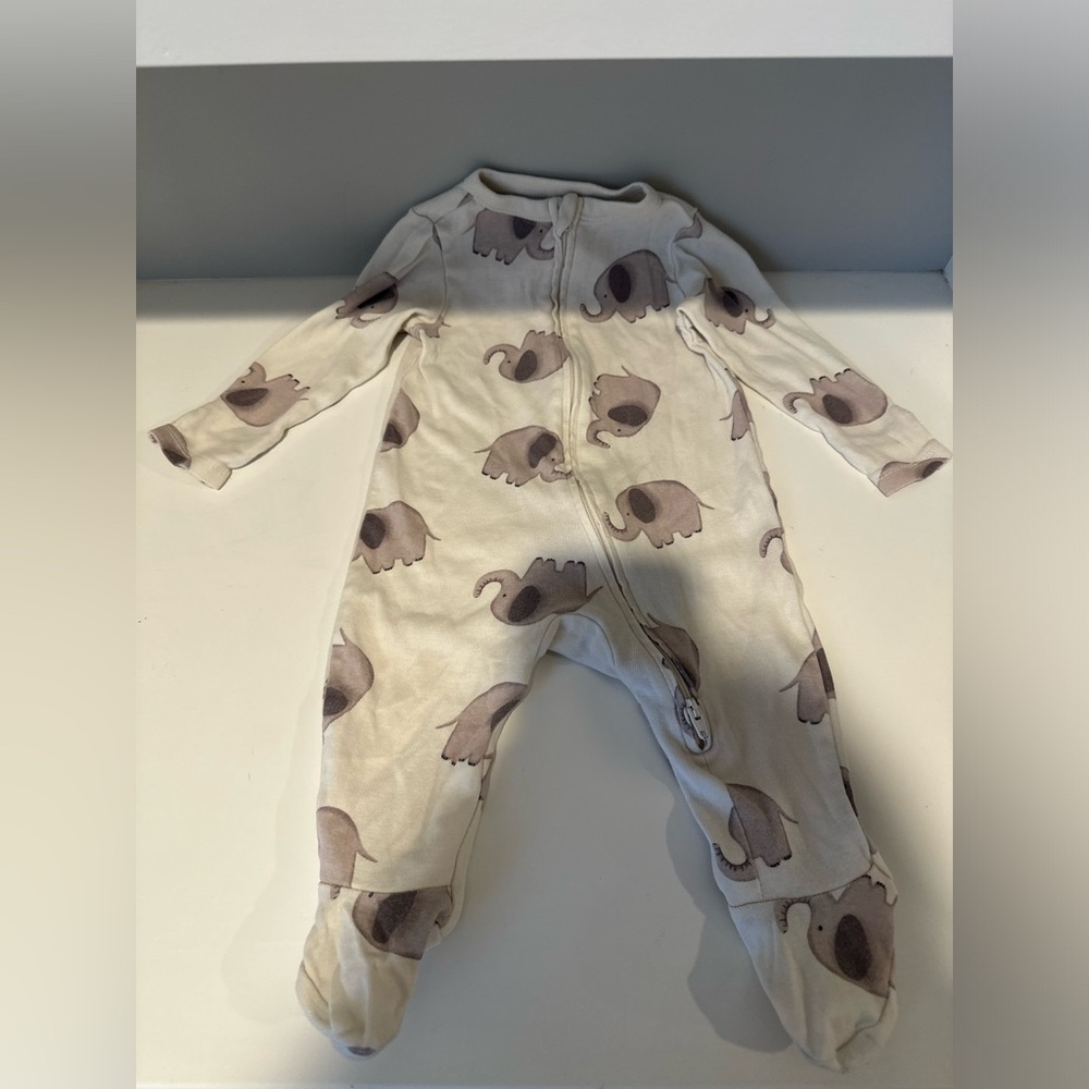 Old Navy Gray Elephant Print Zip Up Footie Pajama Sleeper Onesie Size 6-9 Months